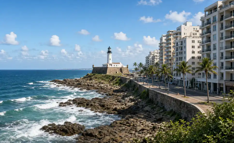 Farol da Barra e orla de Salvador, cenário de compra de imóvel no Brasil por estrangeiro