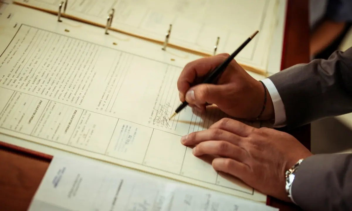 Contrato imobiliário de compra e venda sendo assinado